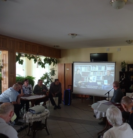 mieszkańcy oglądający fim przedstawiający życie i twórczość Marii Konopnickiej